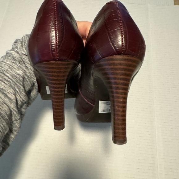 Collection by Clark’s size 10 women’s burgundy heels pumps shoes office dressy - Picture 8 of 9